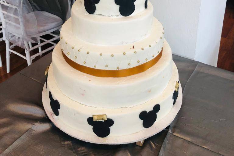 Pastel blanco con caras de Mickey Mouse