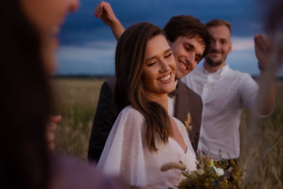 Sonriendo en la boda