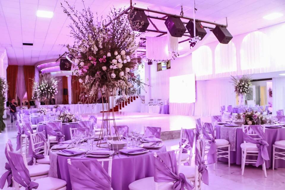 Salón decorado con mantelería morada