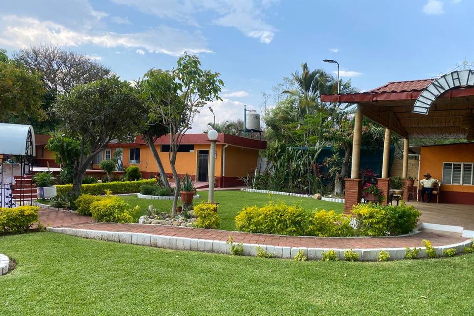 Jardín con una casa al fondo