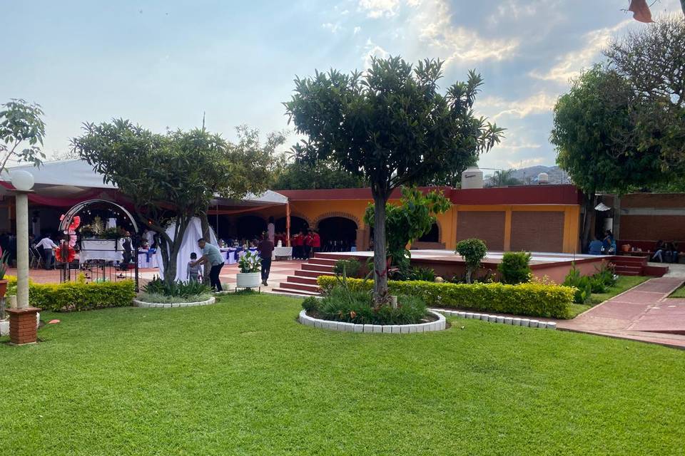 Jardín con jardineras