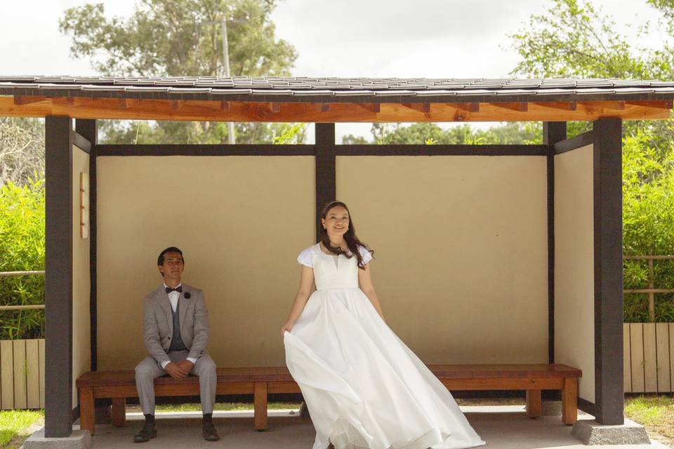 Novios en la parada de autobús