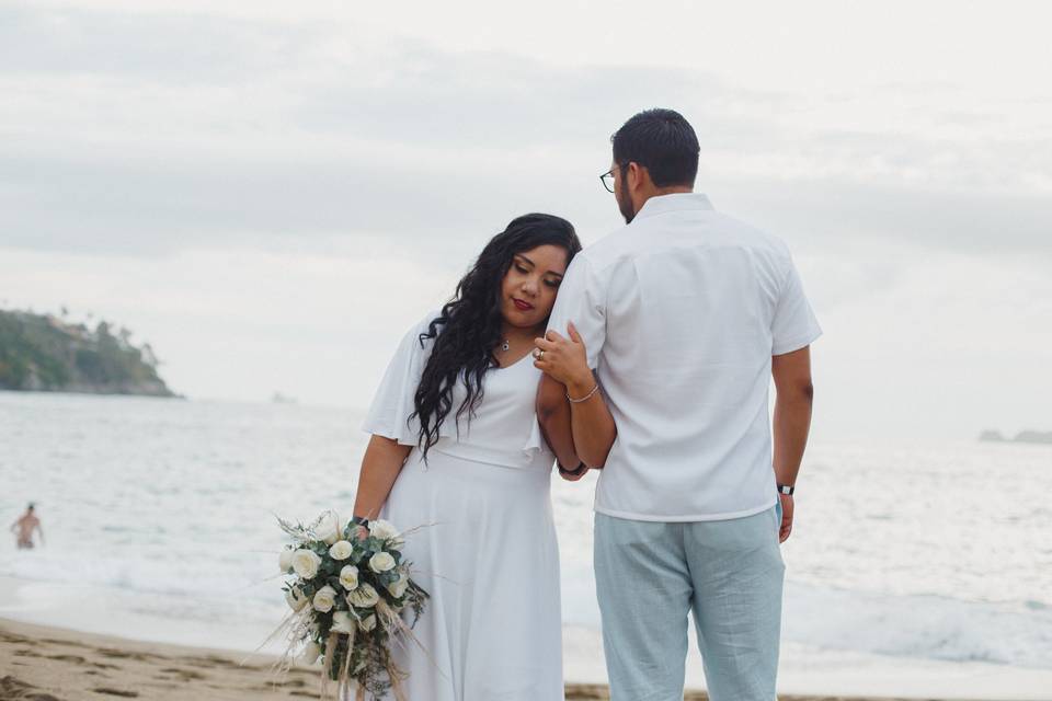 Parejas posando en la playa