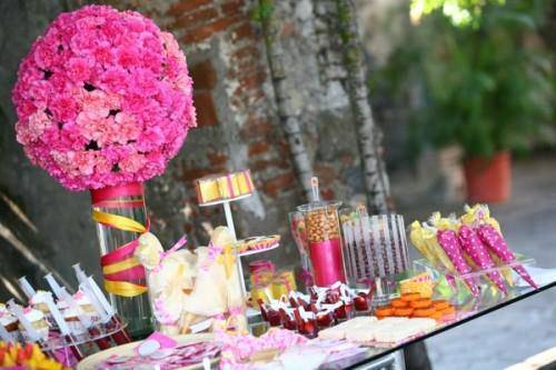 Arreglo floral y mesa de dulce