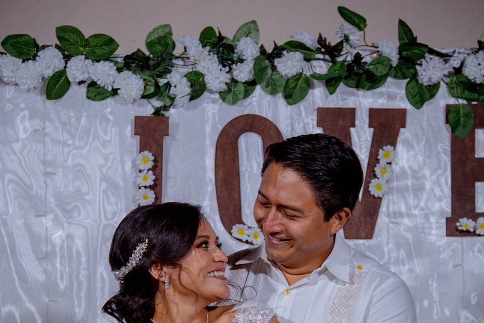 Novios sonriendo