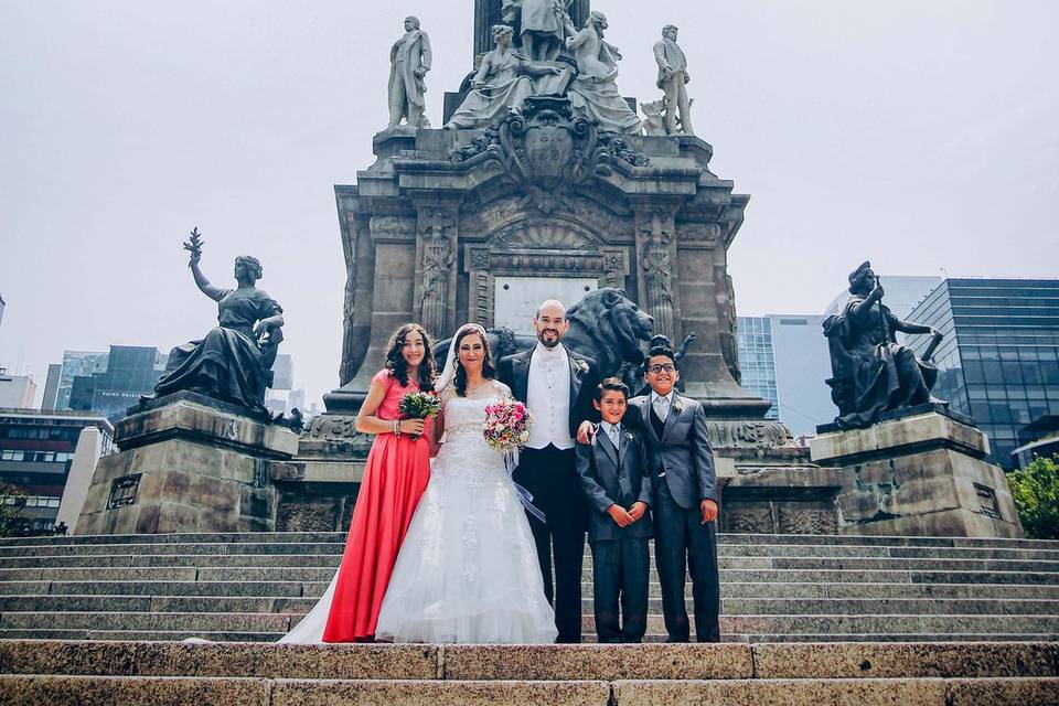 Novios frente al Ángel de la Independencia