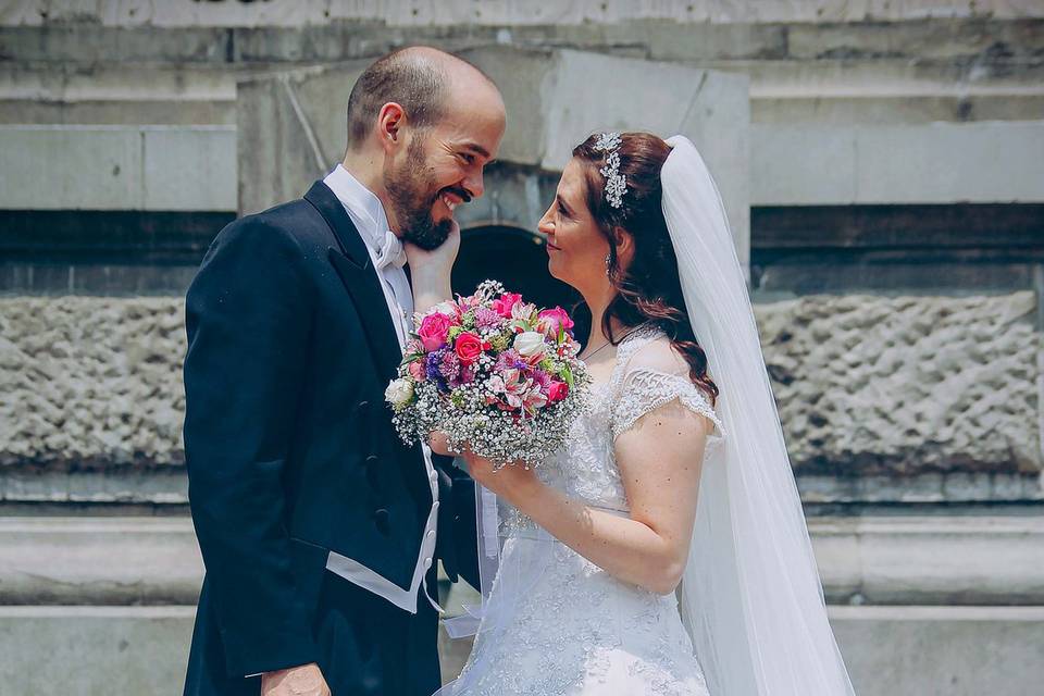 Recién casados mirándose a los ojos
