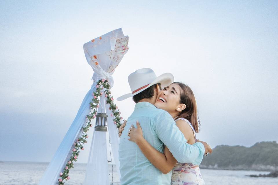 Novios abrazados en la playa