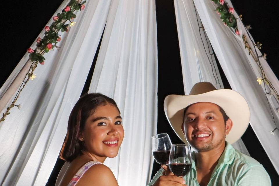 Novios sentados en una tienda de campaña