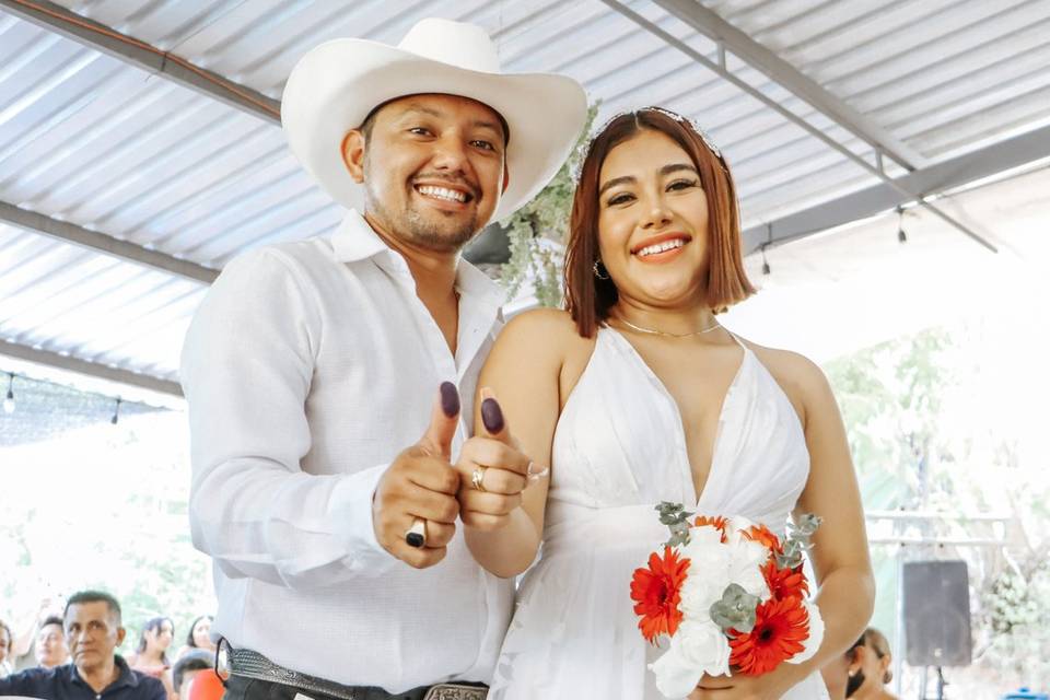 Pareja en ceremonia civil