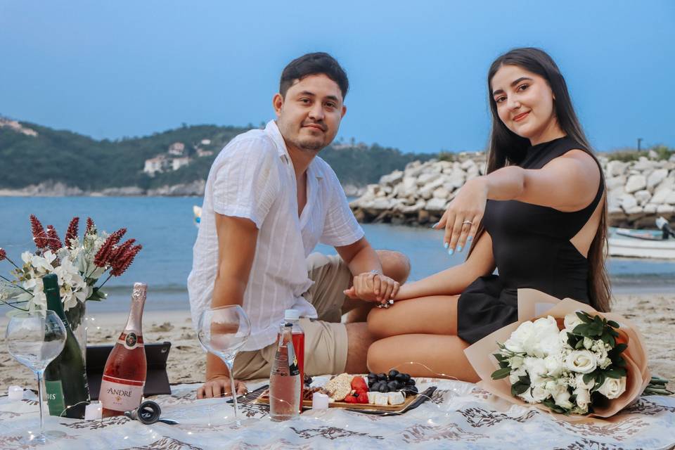 Pareja en la playa en un picnic