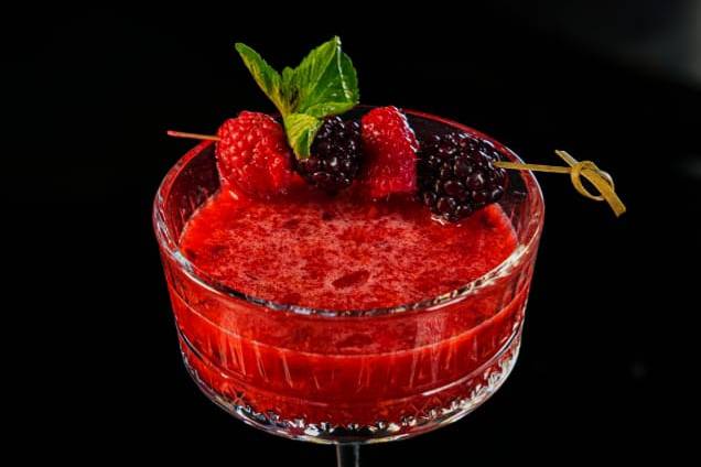 Mezcal cn frutos rojos